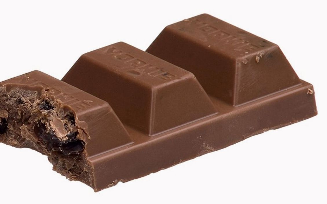 Una caja de caramelos duros con envoltorios artesanales