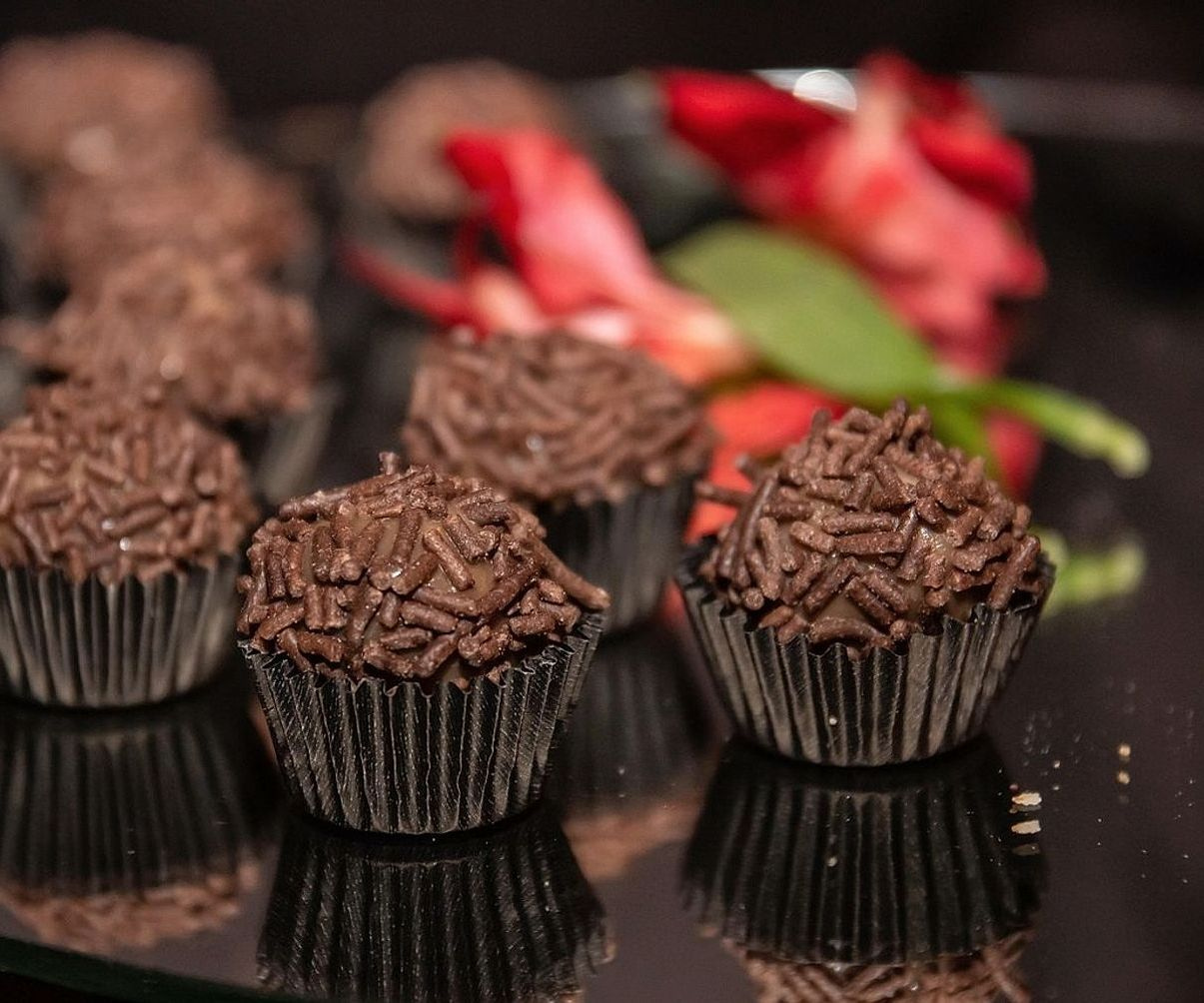 Mostrador repleto de chocolates y bombones artesanales